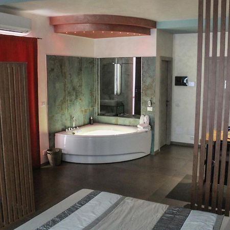 Garda Fantasy Apartment - Jacuzzi Desenzano del Garda Extérieur photo
