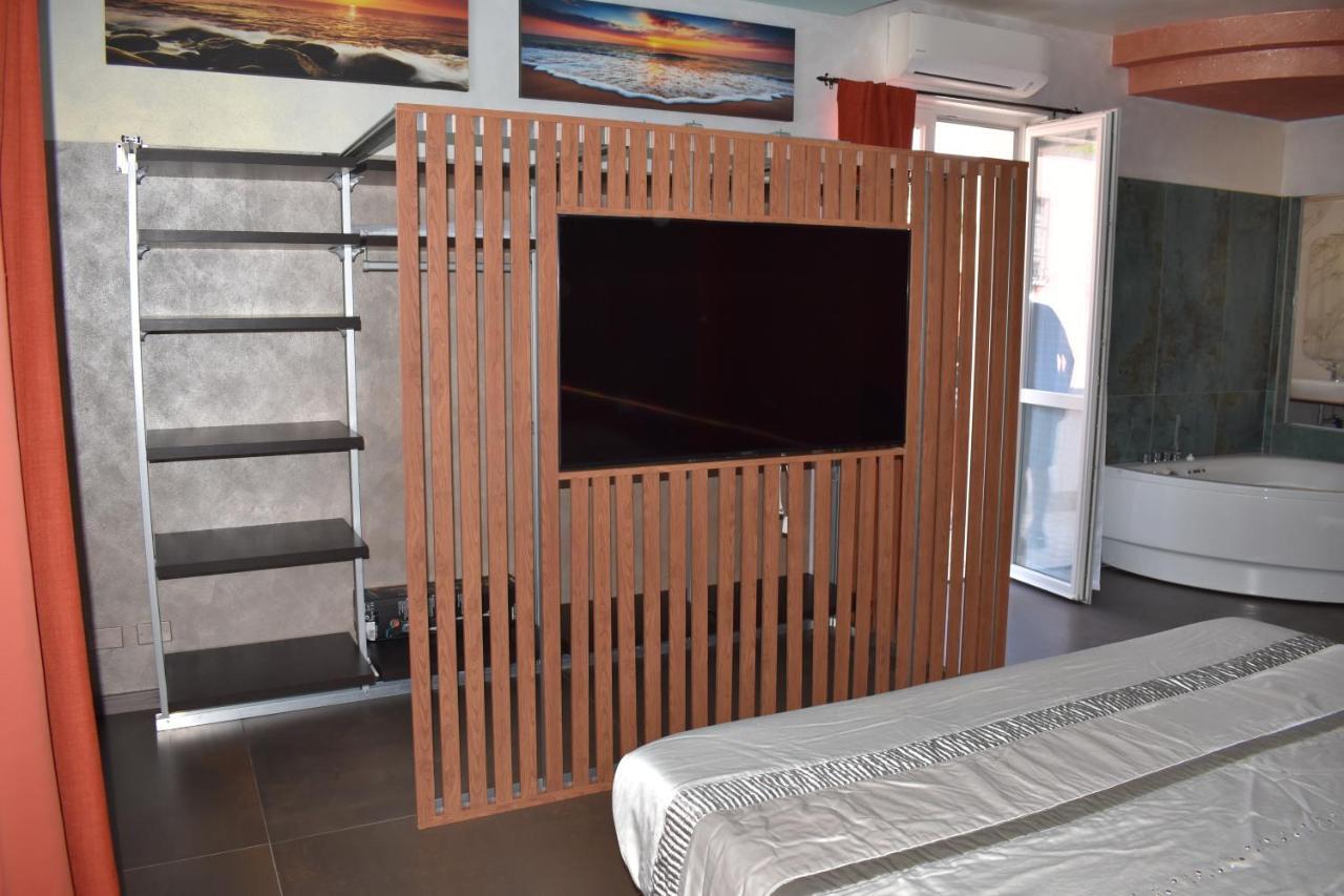 Garda Fantasy Apartment - Jacuzzi Desenzano del Garda Extérieur photo