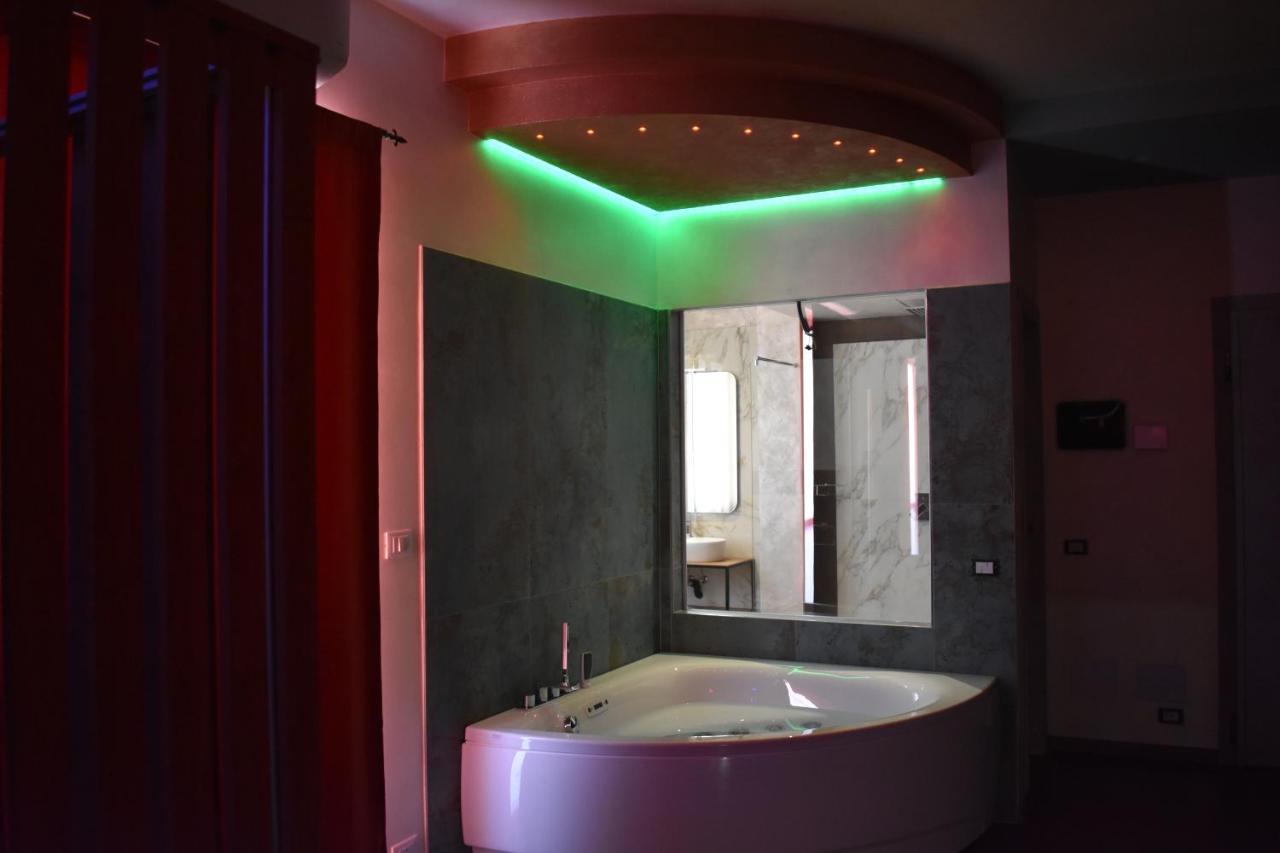 Garda Fantasy Apartment - Jacuzzi Desenzano del Garda Extérieur photo
