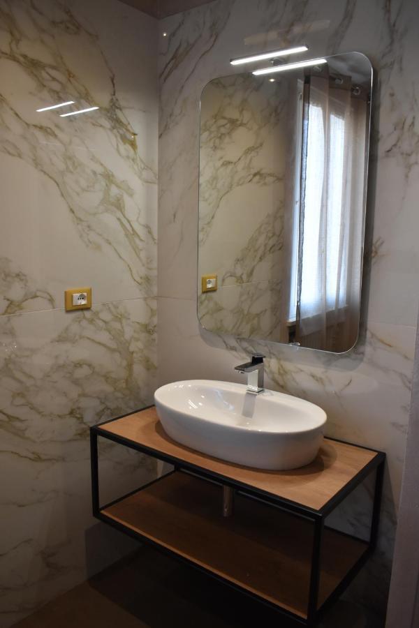 Garda Fantasy Apartment - Jacuzzi Desenzano del Garda Extérieur photo