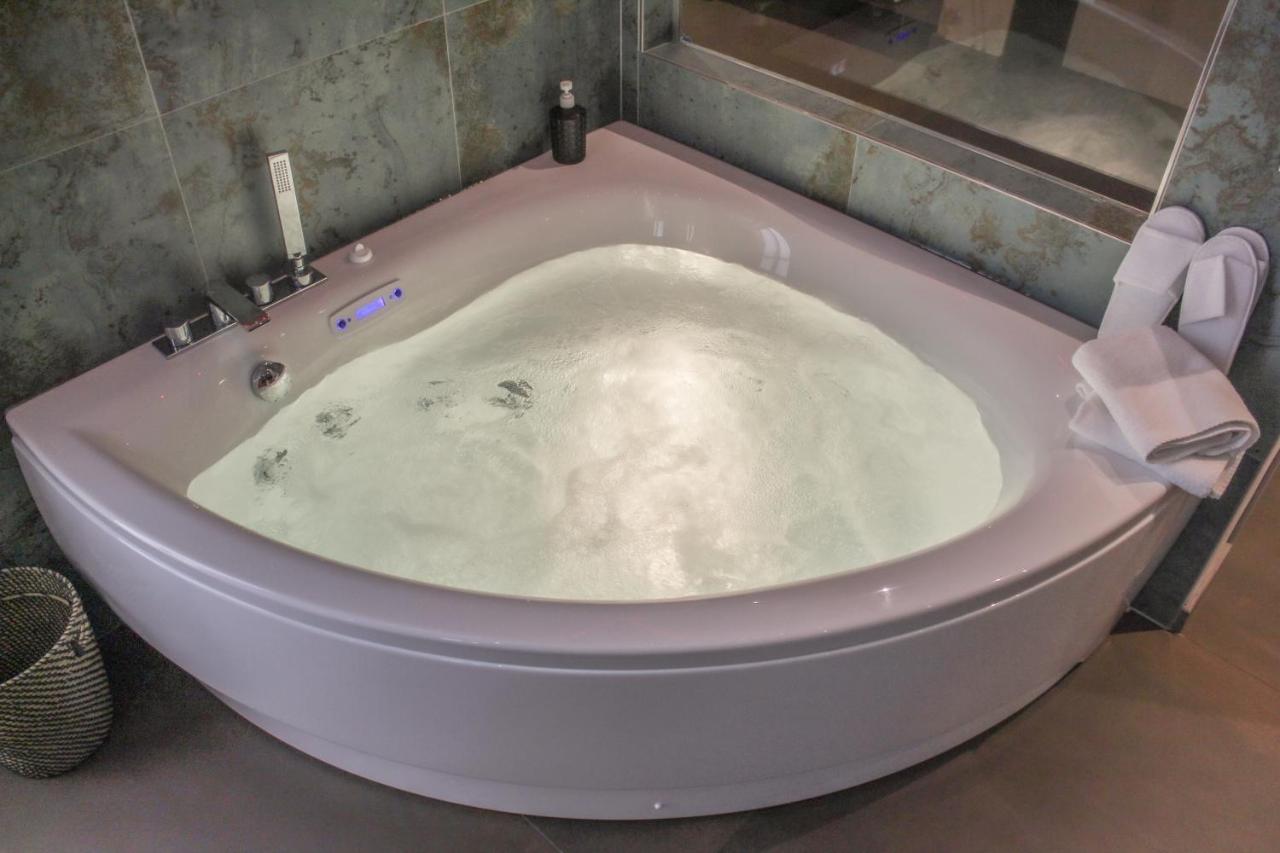 Garda Fantasy Apartment - Jacuzzi Desenzano del Garda Extérieur photo