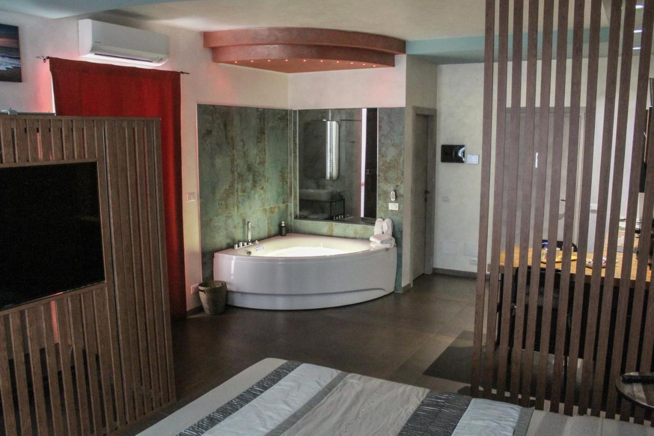 Garda Fantasy Apartment - Jacuzzi Desenzano del Garda Extérieur photo