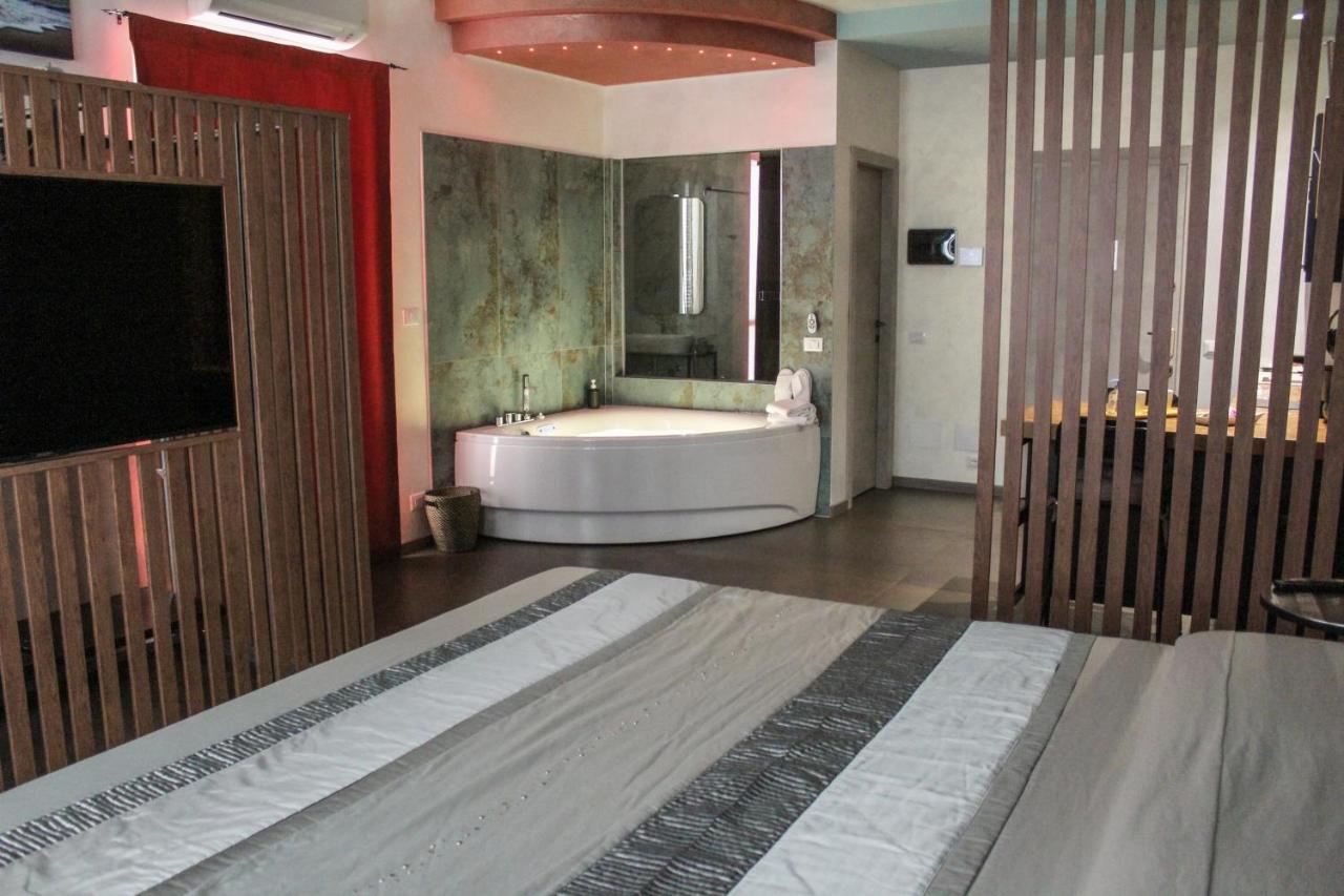 Garda Fantasy Apartment - Jacuzzi Desenzano del Garda Extérieur photo