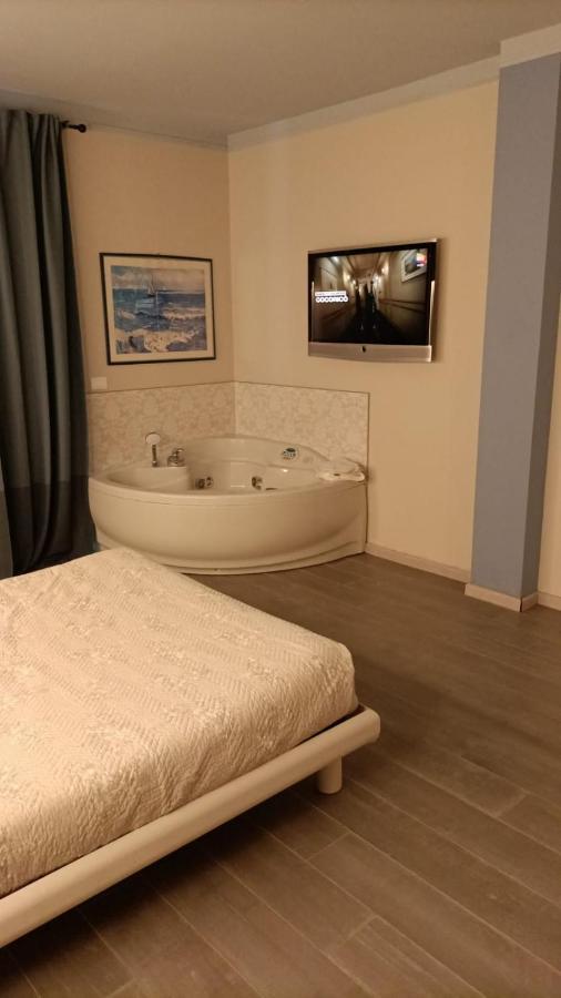 Garda Fantasy Apartment - Jacuzzi Desenzano del Garda Extérieur photo
